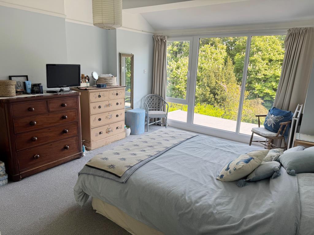 Lot: 64 - ATTRACTIVE VICTORIAN VILLA WITH PREVIOUS STRUCTURAL MOVEMENT ON A DOUBLE WIDTH PLOT - The Main Bedroom